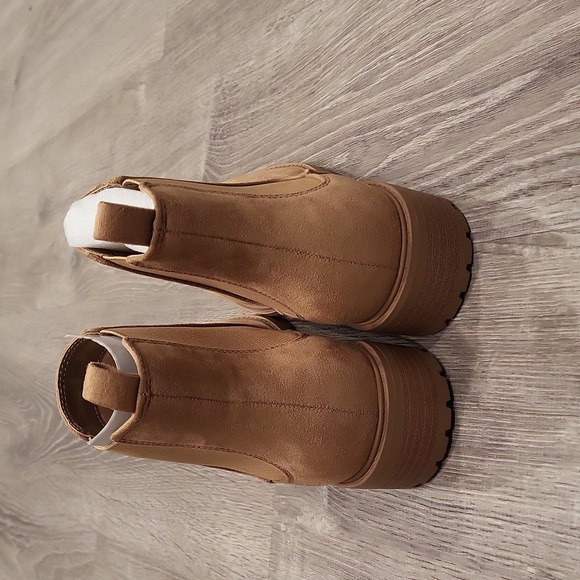 Cute boots! - Picture 4 of 4